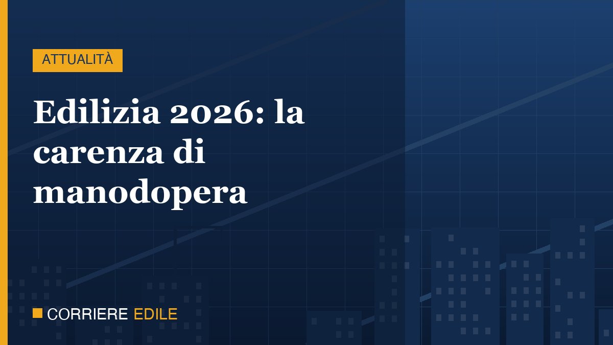 Operai edili al lavoro su un cantiere italiano con ponteggio e gru a torre